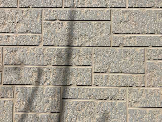 名古屋市名東区にて外壁塗装の現調・外壁にはチョーキングが発生・幕板上部にシーリング切れによる劣化が発生
